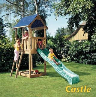 Dětské hřiště Jungle Gym Castle s modrou střechou a zelenou skluzavkou